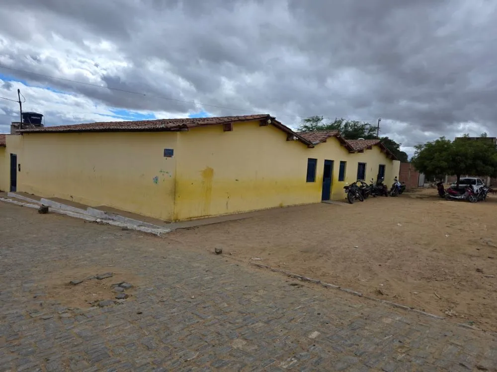 Aluno defeca na roupa e mãe cobra melhorias em banheiro de escola em Floresta, PE