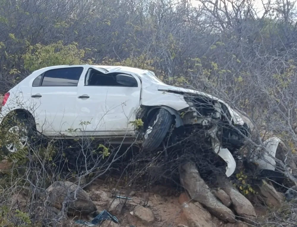 Pneu estoura e motorista perde controle de carro na PE-360 em Floresta, PE