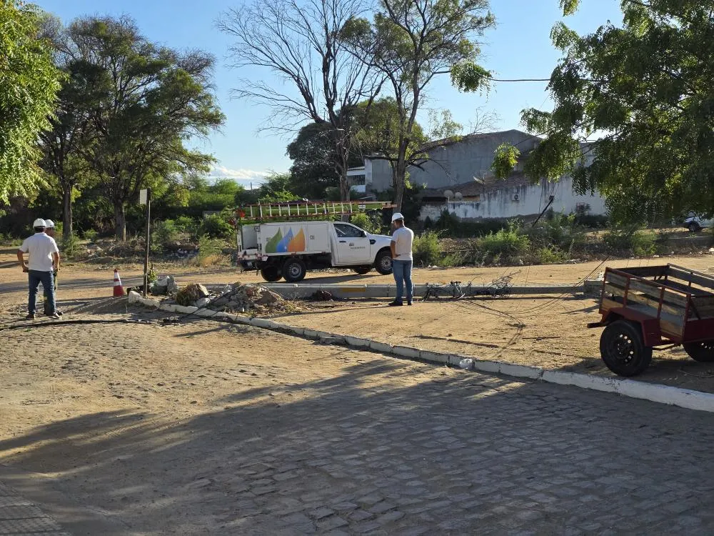 Caminhão derruba poste e deixa casas sem energia em Floresta