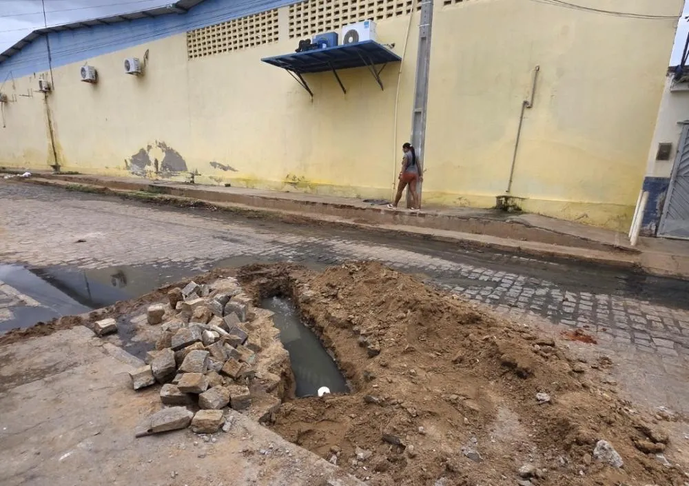 Moradores cobram solução para esgoto da rua por trás do Compare 2 em Floresta