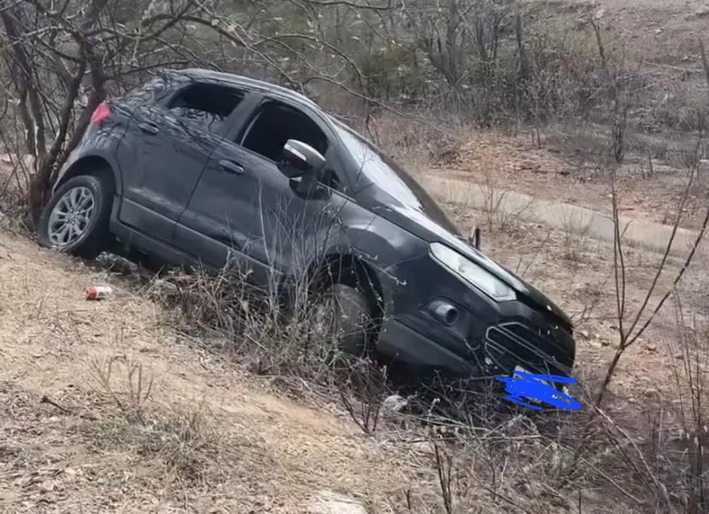 Carro sai da pista e desce aterro na PE-425 entre Floresta e Carnaubeira da Penha
