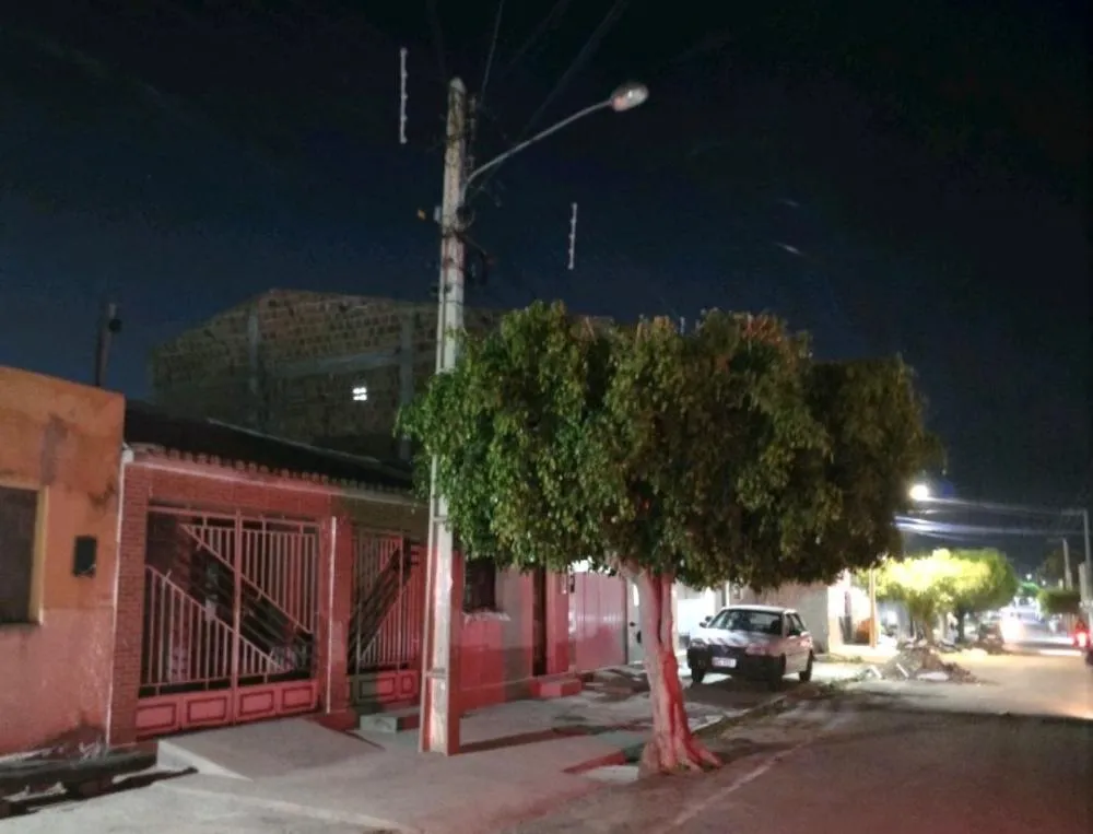 Moradores reclamam de poste apagado há mais de 3 meses em Floresta