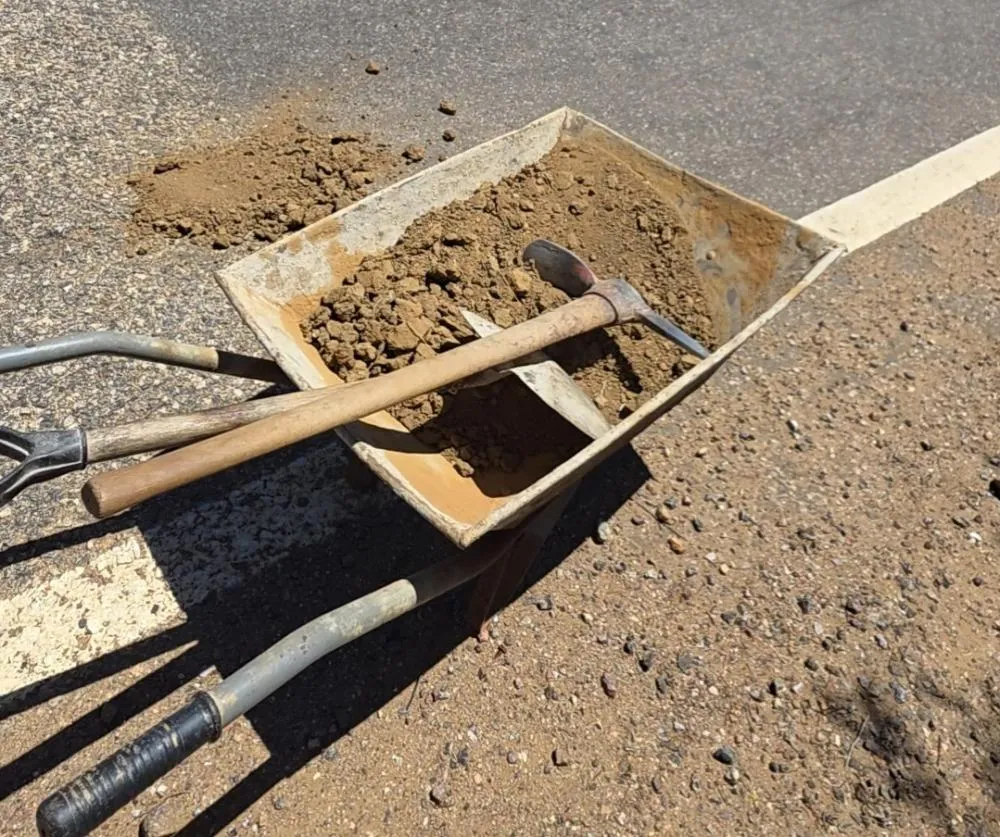 Moradores usam terra para tapar buracos na PE-420 em Serra Talhada, PE