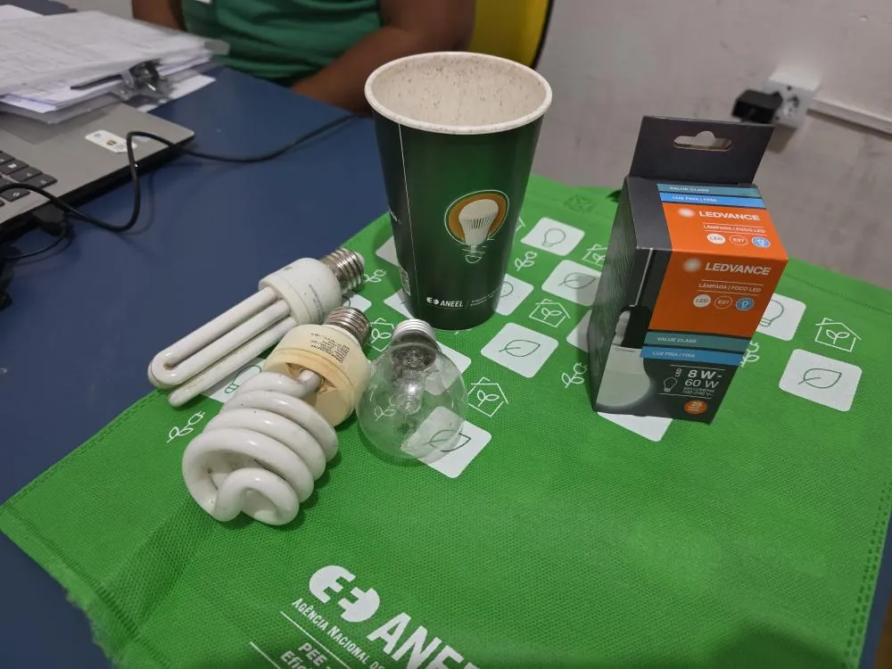 Neoenergia realiza troca gratuita de lâmpadas em Floresta, PE