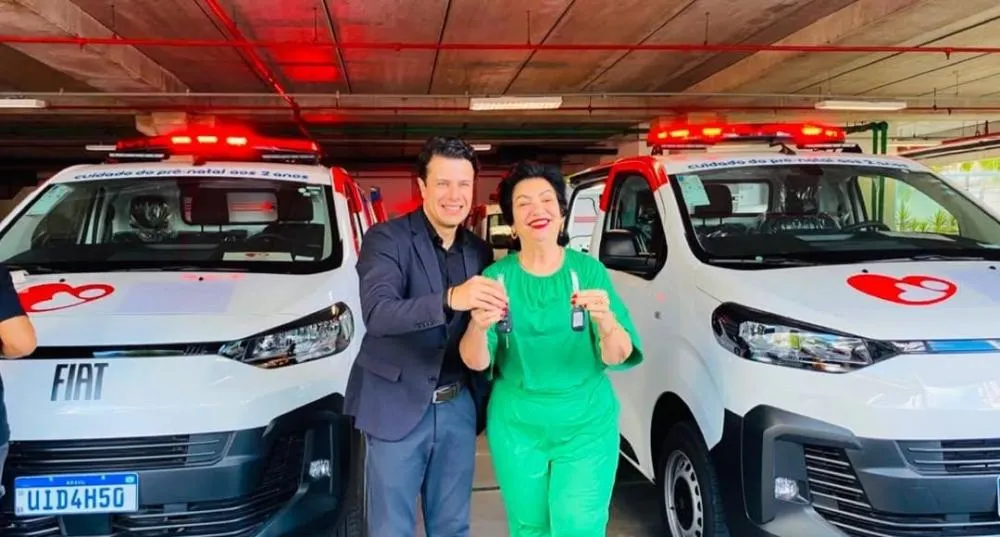 Prefeita Rorró Maniçoba recebe nova ambulância do Programa Colo de Mãe