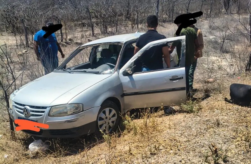 Motorista capota carro após roda se soltar na PE-425 em Floresta, PE