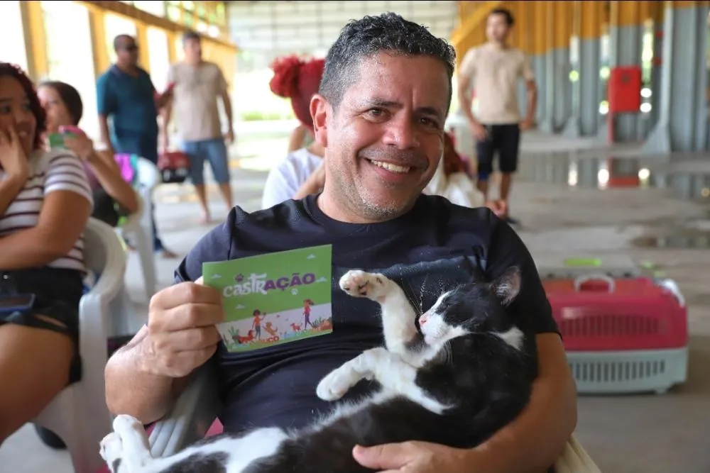 Governo de Pernambuco leva programa de castração de cães e gatos para Serra Talhada