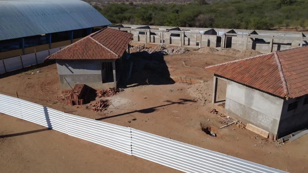 Cadê os funcionários da obra da escola do bairro Santa Rosa em Floresta, PE