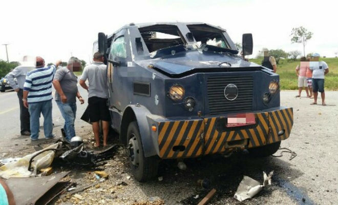 Carro-forte foi explodido em São Caetano (Foto: Divulgação/PRF)