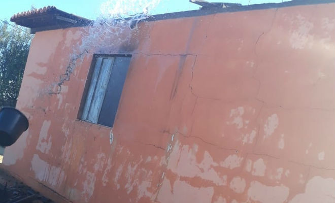 Moradores apagam fogo(Foto: Divulgação/ 2ª CIPM) 