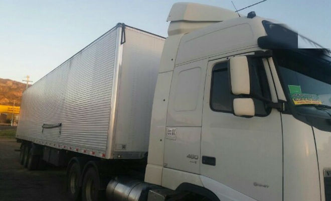 Veículo transportava mercadoria diversas e o destino era Natal, no Rio Grande do Norte (Foto: Divulgação/ PRF) 