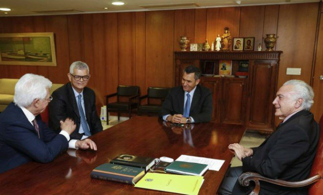 Temer e os ministros Moreira Franco e Eduardo Guardia conversam com o novo presidente da Petrobras, Ivan Monteiro, no Planalto