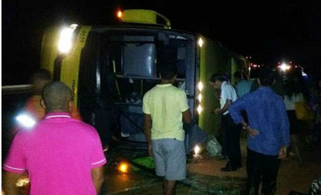 Motorista perdeu controle da direção após homem surtar em ônibus na BR-116, no sudoeste da Bahia (Foto: Blog Marcos Frahm)