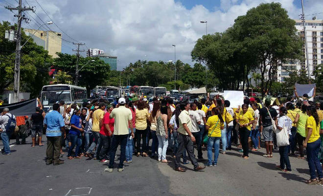 protesto índios fecha avenida agamenon magalhães no Recife
