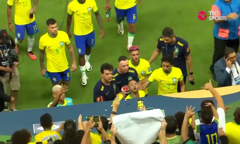 Brasil x Venezuela: Neymar é atingido por saco de pipoca na saída